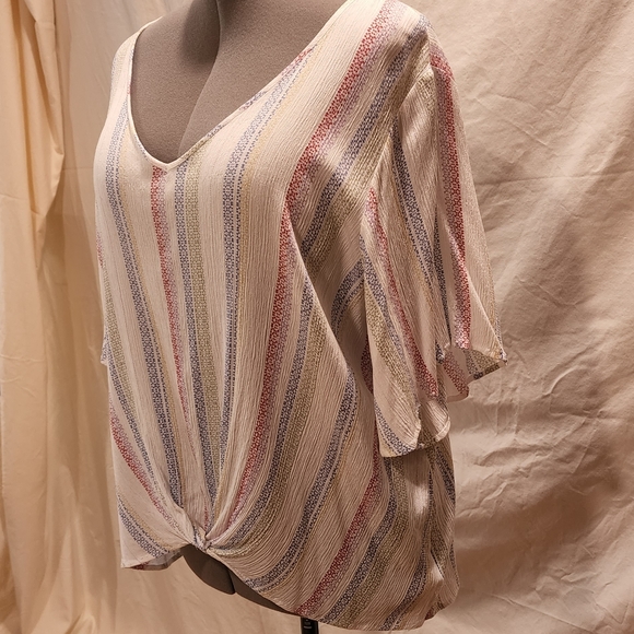 NWOT Lovely Plus Size Twist Knot Top - Picture 3 of 6